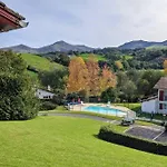 T3 Proche D'espelette Dans Domaine Avec Piscine *