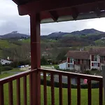 T3 Proche D'espelette Dans Domaine Avec Piscine Appartamento